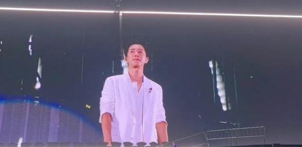 诚金资产 韩庚20年演唱会炸场，卢靖姗挺孕肚支持，明星夫妻团全到齐？